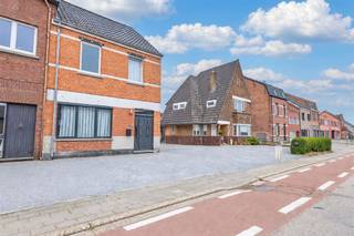 <p>Instapklare halve losbouw op 945 m²</p><p>Bij deze woonst valt direct de parking en 4 garages op en dat kan maar super belangrijk zijn, alsook de 6 slaapkamers!</p><p>Het is dus een groot huis dat recent in 2020 is verbouwd en heeft vele invul mogelijkheden, ingedeeld alsvolgt: inkomhal, bureel of slaapkamer, woonkamer, ingerichte woonkeuken met alle toestellen, aanpalend een gezellige veranda. Beneden is er verder nog een praktische badkamer, een waskamer, berging en een carport voor 3 wagens en een garage, verder is er buiten nog een aparte mancave/hobbykamer. De reuze tuin is naar de zonkant gericht en kan je gebruiken voor allerlei doeleinden.</p><p>Via de trap kom je boven op een grote overloop die je naar 5 slaapkamers leidt. De vaste trap brengt je naar een grootse ingerichte dakverdieping voor 1 à 2 slaapkamers. 6 à 7 slaapkamers is perfect voor een groot (nieuw samengesteld) gezin. De recente 15 zonnepanelen zijn ook een grote plus. Het perceel is 12 meter breed. Commerciële ligging, maar ook dichtbij winkels, horeca, openbaar vervoer, school,....<br /> </p><p>Kom zeker snel kijken en overtuig jezelf :)</p><p>EPC label C - elektriciteitsattest is conform</p><p>Infoplicht: Vg, Wg, Gmo, Gvkr, Gvv, P-score: A, G-score: A. Dit is geen aanbod, alle informatie is onder voorbehoud van materiële vergissingen en/of wijzigingen. De vermelde oppervlaktes zijn louter indicatief.</p>
