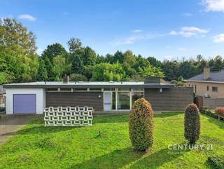 <p>Deze te renoveren karaktervolle woning in Tremelo valt op door haar unieke architectuur en retro-uitstraling. Grote raampartijen en houten plafonds geven de woning een eigen karakter.</p><p>Via de inkomhal met gastentoilet en ingebouwde kasten komen we in de ruime leefruimte, die plaats biedt voor een gezellige zithoek en eetplaats. De grote raampartijen zorgen voor een aangenaam zicht op de tuin. Aansluitend bevindt zich de keuken, voorzien van verschillende kasten en de nodige ruimte om te koken.Verder beschikt de woning over drie slaapkamers en een badkamer, elk met hun eigen indelingsmogelijkheden. De opbergruimte en inpandige garage bieden bijkomende opslagmogelijkheden.</p><p>Buiten bevindt zich een groene tuin met voldoende ruimte om een gezellige zithoek te creëren.</p><p>Ideaal voor wie op zoek is naar een gelijkvloerse woning met architecturaal karakter en mogelijkheden om deze volledig naar eigen smaak te renoveren.</p><p>50 m verder in de straat is er een mogelijkheid een mooie landbouwgrond van 36 are 80 bij aan te kopen!</p><p>EPC: 1.108 kWh/m² – Label F UC: 20261018-0003978804-RES-1</p><p>Interesse in deze unieke woning in Tremelo? Plan nu een bezoek.</p><p>Woongebied landelijk karakter en agrarisch gebied, Vergunning, Geen verkavelingsvergunning, Geen dagvaarding, Geen voorkooprecht.</p>