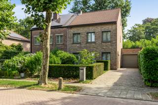 Welkom in deze verzorgde gezinswoning, gelegen in een rustige en residentiële dreef in één van de meest gegeerde buurten van Kapellen. Omringd door bomen en ruime percelen geniet u hier van een aangename woonomgeving waar rust en groen centraal staan.<br />De ligging combineert een uitstekende bereikbaarheid met alle dagelijkse voorzieningen binnen handbereik. Winkels, scholen, horeca en het bruisende marktplein bevinden zich op wandel- en fietsafstand. Ook trein- en bushaltes liggen vlakbij, terwijl u via de belangrijkste invalswegen vlot Antwerpen en de omliggende gemeenten bereikt. Niet voor niets wordt Kapellen de groene long ten noorden van Antwerpen genoemd.<br /><br />Indeling van de woning:<br />Via de inkomhal met gastentoilet komt u in de lichtrijke leefruimte, bestaande uit een gezellige zithoek en een eetkamer. Dankzij de grote raampartijen geniet u hier van een mooi zicht op de tuin en veel natuurlijke lichtinval.<br />De halfopen keuken is uitgerust met kwalitatieve kasten met lades en alle nodige toestellen. Aansluitend bevindt zich een praktische berging. Vanuit de eetkamer hebben via een grote schuifraam toegang tot de tuin. Verkoeling aan de eetkamer en keuken kunnen we geven via de zonnetent.<br /><br />Eerste verdieping:<br />Via een gemakkelijke trap bereiken we de nachthal op de eerste verdieping, waar zich drie slaapkamers bevinden op een stijlvolle blokjesparketvloer. Eén slaapkamer beschikt over een vaste trap naar de volledig afgewerkte zolderverdieping, die perfect kan dienen als extra slaapkamer(s), bureau, hobbyruimte of speelkamer. De ruime en luxueus ingerichte badkamer is uitgerust met een ligbad, douche, dubbele lavabo en toilet.<br /><br />Buitenruimte:<br />De zonnige tuin met drie afzonderlijke terrassen vormt een heerlijke plek om op elk moment van de dag van de zon te genieten. Achteraan bevindt zich een praktische tuinberging. Aan de voorzijde is er een charmante voortuin die afstand biedt tot de dreef.<br /><br />Parkeren:<br />Een absolute meerwaarde is de uitzonderlijk ruime garage van 11 meter lang (33m²), voorzien van een automatische poort aan de voorzijde en een tweede poort achteraan. Ideaal voor wie extra opslagruimte wenst of graag aan hobbyprojecten werkt. Daarnaast beschikt de woning over een ruime oprit voor meerdere (ca. 3) wagens.<br /><br />Troeven van de woning:<br />- Instapklare gezinswoning<br />- Rustige en groene topligging, maar toch in het centrum<br />- Drie slaapkamers + afgewerkte polyvalente zolder<br />- Zonnige tuin met drie terrassen<br />- Zeer ruime garage (ca. 33m²)<br />- Vernieuwde keuken, badkamer, vloeren en condensatieketel<br />- Recent vernieuwd garagedak (2022)<br />- Vlotte verbinding met winkels, scholen en openbaar vervoer<br /><br />Kortom:<br />Deze woning is de ideale thuis voor gezinnen die op zoek zijn naar ruimte, comfort en een rustige woonomgeving, zonder in te boeten op bereikbaarheid. Dankzij de instapklare afwerking, de zonnige tuin en de polyvalente zolder biedt deze woning alles wat een modern gezin nodig heeft. Overtuig uzelf tijdens een bezoek van de aangename sfeer, de praktische indeling en de uitstekende ligging.<br /><br />Absoluut een bezoek waard!