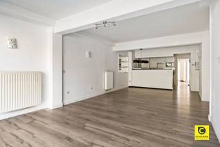 Op te frissen 1 à 2 slaapkamer gelijkvloers met tuintje en autostaanplaats!Dit voormalig handelsgelijkvloers werd enkele jaren terug herbestemd tot...