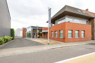 Deze eigendom is gelegen in Oostrozebeke, meer bepaald in de Hoogstraat 71-73. Dankzij de centrale ligging en de uitstekende bereikbaarheid vormt dit pand de ideale uitvalsbasis voor ondernemers, zelfstandigen en investeerders en dit op een perceel grond van 1.683 m². <br /><br />DEZE EIGENDOM OMVAT:<br /><br />Een RUIME LOODS (456 m²) toegang via automatische geïsoleerde poort alsook een apart deur. Deze loods heeft een volle hoogte van 5,90 m en is deels ingericht met een tussenverdiep (demonteerbaar). In deze loods is tevens een refter, sanitaire blok (toilet en douche)en een bureel voorzien. <br /><br />Via een aparte inkom in het hoofdgebouw is er toegang tot de SHOWROOM ( 90 m²) uitgerust met een bar waarbij je klanten professioneel kan ontvangen en anderzijds toegang tot de BURELEN (95 m²) uitgerust met keuken &amp; archiefruimte. De aparte inkom is voorzien van een gastentoilet. <br /><br />Voor klanten en personeel beschikt U natuurlijk ook over een RUIME PARKING (300 m²) die afgesloten is met een automatische poort. <br /><br />En tot slot is het DUPLEX-APPARTEMENT (106 m²) met TERRAS (24 m²). U kan het appartement betreden via een aparte inkom met berging (8 m²) met mogelijkheid tot plaatsen wasmachine/droogkast. Via de vaste trap bereik je de hall op de 1ste verdieping. Vanuit deze hall is er toegang tot het gastentoilet en een technische ruimte. Daarnaast komt U binnen in een lichtrijke ruime leefruimte (34 m²) met zithoek en eethoek. Aansluitend is de open keuken (dubbele spoelbak | oven | keramische kookplaat en dampkap) met een aparte berging (tevens aansluiting voor wasmachine). Via een groot schuifraam is er toegang tot het overdekte terras (24 m²). Op het 2de verdiep zijn er twee ruime slaapkamers (19 m² | 12 m²) en een badkamer (douche, lavabo, bad en tweede toilet). Tot slot is er via een vouwtrap toegang tot de geïsoleerde zolder. <br /><br />De combinatie van een functionele kantoorruimte, een representatieve showroom en een ruime loods biedt tal van mogelijkheden voor diverse bedrijfsactiviteiten. Het aanwezige appartement creëert bovendien de unieke kans om wonen en werken op één locatie te combineren of vormt een interessante investeringsopportuniteit. <br /><br />PLUSPUNTEN:<br />* PERCEEL VAN 1.683 m²<br />* COMBINATIE VAN BUREEL, APPARTEMENT, SHOWROOM EN LOODS<br />* CENTRALE EN VLOT BEREIKBARE LIGGING<br />* RUIME PARKEERGELEGENHEID OP EIGEN TERREIN<br />* B-LABEL | ENERGIEVRIENDELIJK EN INSTAPKLAAR