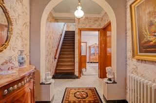 <strong>Te renoveren woning op 1420 m2 - volop mogelijkheden in een rustige, groene omgeving<br /><br /></strong>Ontdek deze uniek gelegen woning op een ruim perceel van 1420 m2, perfect voor wie houdt van rust, privacy en potentieel. De woning vraagt om een grondige renovatie, maar biedt daardoor een uitgelezen kans om alles volledig naar eigen smaak en wensen te realiseren.<br /><br />Dankzij het royale perceel zijn uitbreidingen of aanbouwen perfect mogelijk (binnen de geldende regelgeving). Denk aan extra leefruimte, een praktijk aan huis, een hobbyruimte of zelfs een ruime garage of atelier.<br /><br /><strong>Troeven van dit pand:<br /></strong>- Groot perceel van 1420 m2<br />- Rustige, landelijke ligging<br />- Tal van uitbreidingsmogelijkheden<br />- Ideaal voor doe-het-zelvers of investeerders<br />- Zonnige tuin<br />- Vlotte verbinding naar lokale voorzieningen<br />- Mogelijkheid om het perceel op te splitsen voor 2 halfopen bebouwingen<br /><br />Dit is de perfecte kans voor wie op zoek is naar een charmant renovatieproject met toekomstwaarde, op een locatie waar ruimte en rust centraal staan.<br /><br />Interesse? Laat je verrassen door het potentieel en plan vandaag nog een bezoek!