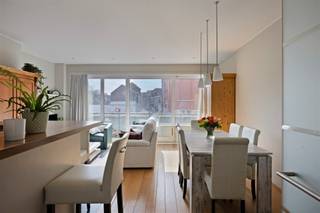 Dit volledig gerenoveerde appartement met twee slaapkamers en een ruime overdekte autostaanplaats is ideaal gelegen in het centrum van Leuven...