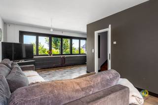 <p><span>Ontdek deze bel-etagewoning in Diegem, rustig gelegen nabij het station, openbaar vervoer en belangrijke invalswegen. Deze woning biedt een uitstekende basis voor wie op zoek is naar een eigendom die volledig naar eigen smaak kan worden opgefrist en ingericht.</span></p><p><span>Via de inkomhal op het gelijkvloers bereikt u de eerste verdieping, waar zich de lichtrijke leefruimte en de aparte keuken bevinden. Zowel de leefruimte als de keuken kijken uit op de aangename tuin. Via het verhoogde terras heeft u toegang tot de tuin, waar u in alle rust kan genieten van het buitenleven.</span></p><p><span>Op de tweede verdieping bevinden zich twee volwaardige slaapkamers, een bureauruimte en een badkamer. De zolderverdieping biedt met haar 18,5 m² extra mogelijkheden als bergzolder of hobbyruimte indien u een vaste trap plaatst.</span></p><p><span>Het gelijkvloers beschikt bovendien over een praktische wasruimte, een apart toilet en een ruime garage van 23,5 m².</span></p><p><span>Dankzij de rustige ligging, de praktische indeling, de tuin en de ruime garage vormt deze woning een interessante opportuniteit voor gezinnen, starters of investeerders die op zoek zijn naar een woning met potentieel. Met de nodige opfrissings- en moderniseringswerken maakt u van deze woning een comfortabele thuis die volledig aansluit bij uw eigen woonwensen.</span></p><p><span>Plan vandaag nog uw bezoek en ontdek zelf de mogelijkheden van deze eigendom</span></p><p><span> </span></p>