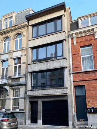 Magazijn met garagebox op topligging.Magazijn met privatief toilet bedraagt ca. 50m² + 30m² garage met automatische poort.Privatieve kelderberging...