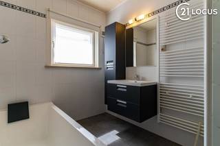 <p>Achter deze verzorgde gevel schuilt een verrassend ruime bungalow waar comfort, rust en ruimte perfect samenkomen. Gelegen in een rustige straat in Kieldrecht geniet u hier van een aangename woonomgeving, een praktische gelijkvloerse indeling en een woning die doorheen de jaren met veel zorg werd onderhouden.<span></span></p> <p>Met een <strong>bewoonbare oppervlakte van 162 m²</strong> beschikt de woning over een lichtrijke leefruimte waar grote raampartijen zorgen voor een aangename sfeer en een mooi contact met de tuin. De verzorgde keuken sluit naadloos aan op de leefruimte en vormt het hart van het dagelijkse gezinsleven.</p> <p>Verder beschikt de woning over <strong>drie volwaardige slaapkamers</strong>, een verzorgde badkamer, een afzonderlijk toilet en een uitzonderlijk ruime inpandige garage met tal van gebruiksmogelijkheden.</p> <p>Een absolute meerwaarde is de <strong>geïsoleerde bergzolder van ca. 133 m²</strong>. Dankzij deze royale extra ruimte biedt de woning interessante toekomstmogelijkheden. Mits de nodige aanpassingen en conform de geldende regelgeving kan deze verdieping eventueel verder ingericht worden als extra slaapkamers, een hobbyruimte of een thuiskantoor.</p> <p>Ook technisch heeft deze woning heel wat troeven. <strong>Rondom werden de ramen en deuren vernieuwd in onderhoudsvriendelijk PVC</strong> (met uitzondering van het keukenraam) en vrijwel alle ramen zijn uitgerust met <strong>elektrische rolluiken</strong>, wat zorgt voor extra comfort, veiligheid en gebruiksgemak. Bovendien behaalt de woning dankzij de aanwezige dak- en muurisolatie een <strong>gunstig EPC van 202 kWh/m²/jaar</strong>.</p> <p>Buiten wacht een <strong>zonnige tuin</strong> waar u in alle rust kunt genieten van het buitenleven. De combinatie van de rustige ligging, de verzorgde staat van onderhoud, de ruime volumes en de uitbreidingsmogelijkheden maakt van deze bungalow een woning die u eigenlijk zelf moet ervaren.</p> <p><strong>Plan vandaag nog uw bezoek en laat u verrassen door de ruimte, het comfort en de mogelijkheden die deze woning te bieden heeft.</strong></p>