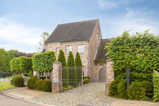 <p>[[ DIT PAND NEEMT DEEL AAN DE ERA OPEN HUIZEN DAG OP 13/6 VAN 13:00 TOT 14:00 ]]</p>

<p><strong>Beringen: instapklare open bebouwing met hoogwaardige afwerking in rustige omgeving</strong></p>

<p>Deze prachtige open bebouwing is rustig gelegen in Beringen, in een groene en aangename woonomgeving waar privacy en rust centraal staan. Tegelijk geniet de woning van een vlotte bereikbaarheid naar winkels, scholen, openbaar vervoer en belangrijke invalswegen, waardoor u comfortabel woont met alle voorzieningen binnen handbereik. Ideaal voor gezinnen of wie op zoek is naar kwalitatief wonen in alle rust.</p>

<p>De woning werd gebouwd in 2006 en combineert ruimte, comfort en kwaliteit op een uitstekende manier. Dankzij de hoogwaardige materialen en verzorgde afwerking is deze eigendom volledig instapklaar. Met haar lichtrijke leefruimtes, praktische indeling en energiezuinig EPC-label B biedt deze woning alles wat u nodig heeft voor hedendaags wooncomfort.</p>

<p> </p>

<p><strong>INDELING:</strong></p>

<p>Gelijkvloers: inkomhal, ruime en lichtrijke woonkamer, aansluitende eetkamer, moderne keuken, bureel, wasplaats, apart toilet en garage met voldoende opbergruimte</p>

<p>Eerste verdieping: nachthal, drie volwaardige slaapkamers, dressing en badkamer met kwalitatieve afwerking</p>

<p>Kelder: praktische kelderruimte, ideaal als extra opslagruimte</p>

<p> </p>

<p><strong>TROEVEN:</strong></p>

<ul><li>Rustige ligging in groene omgeving</li><li>Hoogwaardige materialen en kwalitatieve afwerking</li><li>Energiezuinig met EPC-label B</li><li>Praktische indeling met bureel, garage en kelder</li></ul>

<p>Bent u op zoek naar een kwalitatieve en energiezuinige woning waar comfort en rust samenkomen? Ontdek deze prachtige eigendom in Beringen en plan vandaag nog uw bezoek!</p>

<p><strong>JOUW DROOMWONING. ZO GEVONDEN!</strong></p>