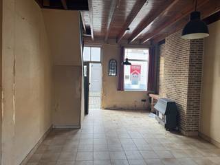 Op een toplocatie in het centrum van Brugge bieden wij deze compacte rijwoning aan, volledig te renoveren en ideaal als stadswoning of investering.<br />De woning omvat een leefruimte met aansluitend keuken en badkamer, een aangenaam terras en één slaapkamer op de verdieping.<br />⚠️ Uitbreiding naar meerdere slaapkamers is niet mogelijk.<br />Dankzij de uitzonderlijk centrale ligging bevinden winkels, horeca en openbaar vervoer zich op wandelafstand.<br />Vraagprijs: €169.000<br />Discreet te koop – alle verdere informatie verkrijgbaar via het kantoor. Bezoek na afspraak : 050/20.00.00 - info@myhomevastgoed.be<br />