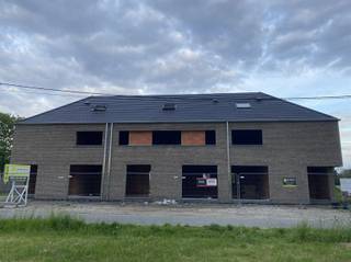<h2><span>Nieuwbouwwoningen te koop in Sint-Gillis-Dendermonde Vlietbergstraat.</span></h2><p><span>Lot 1 reeds verkocht!</span></p><p><span>Mis deze kans niet om eigenaar te worden van een stijlvolle en energiezuinige nieuwbouwwoning in het rustige en gegeerde Sint-Gillis bij Dendermonde.</span></p><p><span>Deze moderne woningen combineren hedendaagse architectuur, kwalitatieve materialen en duurzame technieken voor maximaal wooncomfort en een minimale energiefactuur.</span></p><h3><span>Troeven van deze woningen:</span></h3><ul><li><span>Uitstekend </span><span>BEN-label</span><span> </span><span>(E-peil 20)</span><span> dankzij zonnepanelen, warmtepomp en vloerverwarming </span></li><li><span>Lichtrijke en ruime leefruimte met open keuken </span></li><li><span>3 volwaardige slaapkamers </span></li><li><span>Badkamer uitgerust met ligbad én inloopdouche </span></li><li><span>Onderhoudsvriendelijke tuin met regenwaterput en buitenkraan </span></li><li><span>Praktische indeling met garage, berging en zolderruimte </span></li><li><span>Hoogwaardige afwerking met o.a. gevelsteen </span><span>Nelissen Roca</span><span> </span></li><li><span>Superisolerende ramen en sectionale garagepoort met motor </span></li><li><span>Ventilatiesysteem D en actieve koeling voor extra comfort, zomer én winter </span></li></ul><p><span>Gelegen in een rustige woonomgeving, met vlotte verbindingen en alle voorzieningen zoals winkels, scholen en openbaar vervoer in de nabije omgeving.</span></p><h3><span>Interesse?</span></h3><p><span>Ontdek jouw toekomstige thuis in de Vlietbergstraat te Sint-Gillis-Dendermonde.</span></p><p><span>Voor meer info of een gesprek voor dit uniek project, contacteer: 052 55 55 55 - info@immotwins.be</span></p><p><span> </span></p>