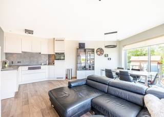 In de standingvolle en jonge (2017) residentie Cauxyde te Koksijde-dorp bieden wij u dit prachtige hoekappartement met talloze troeven aan. Dit unieke pand geniet een uiterst centrale ligging: de supermarkten en het zwembad van Koksijde bevinden zich vlakbij. Het natuurreservaat de Hoge Blekker bevindt zich op wandelafstand. <br /><br />Het instapklare appartement werd als volgt ingedeeld: Inkomhal met ingemaakte vestiairekast | badkamer met grote inloopdouche en dubbele lavabo in meubel | open en volledig uitgeruste keuken | lichtrijke leefruimte met toegang tot hoekterras | Eerste volwaardige slaapkamer | tweede volwaardige slaapkamer met ingemaakte kasten | afzonderlijk toilet | berging met voorziening voor wasmachine.<br /><br />Er is een gemeenschappelijke fietsenberging aanwezig in het gebouw. Daarnaast kan u een vlot toegankelijke en GROTE garage (elektriciteit aanwezig en automatische poort) aankopen met toegang voor minstens 2 auto's. Er is ook de mogelijkheid om een buitenparking aan te kopen aan de achterkant van de residentie.<br /><br />Wonen te Koksijde-Dorp in stijl? Contacteer ons vandaag nog voor deze buitenkans!