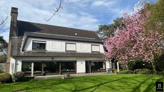 <div>
<div>
<div>
<p>In een uiterst gegeerde en residentiële omgeving, op wandelafstand van de Boslaan, bevindt zich deze alleenstaande villa op een prachtig perceel van ca. 1.700 m², perfect georiënteerd en gelegen in een doodlopende straat die absolute rust en privacy garandeert. De eigendom biedt meerdere mogelijkheden naar renovatieproject of nieuwbouw. Indeling: Bij het binnenkomen wordt u verwelkomd in een ruime inkomhal met vestiaire en gastentoilet. De lichtrijke leefruimte met gezellige zithoek en eetplaats geeft uit op de zonnige, zuidgerichte terrassen en de schitterende tuin. Aansluitend bevindt zich een volledig uitgeruste keuken. Verder beschikt het gelijkvloers over een royale bureau- of tv-ruimte met een mooi zicht op de tuin langs beide zijden, evenals een extra afzonderlijk bureel. Op de eerste verdieping bevinden zich vier volwaardige slaapkamers en drie badkamers, een apart toilet en een praktische berging. De tweede verdieping : ruime zolderkamer die zich perfect leent als polyvalente ruimte, hobbykamer of kan worden ingericht als twee extra slaapkamers. De woning is volledig onderkelderd en beschikt over een ruime inpandige garage met plaats voor maar liefst vier wagens. Meerdere wagens op de oprit. De magnifieke tuin met ideale oriëntatie vormt een oase van rust waar u in alle privacy kunt genieten van zon en natuur.</p>
</div>
</div>
</div>
<span></span>
<div>
<div></div>
</div>