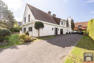 Discover this unique opportunity to renovate a charming semi-detached villa, ideally located in the heart of the Zoute, between the Royal Zoute Tennis Club and the lively Oosthoek Square. The property features a lovely garden and a spacious south-facing terrace, perfect for enjoying peaceful outdoor moments. Upon entering, a welcoming hallway with cloakroom and guest toilet leads into a bright living area with fireplace and garden views. The dining area connects seamlessly to a separate, well-laid-out kitchen. A practical storage room and an integrated garage add to the everyday comfort. On the first floor, there are four bedrooms, including a master suite with built-in wardrobes and a private bathroom equipped with a bathtub, double sink, and toilet. The remaining bedrooms also feature fitted wardrobes and share a well-appointed shower room. The attic offers additional storage or the potential for further conversion. Combining an exceptional location with great renovation potential, this property is the perfect opportunity for those seeking an elegant and comfortable home in the heart of the Zoute.