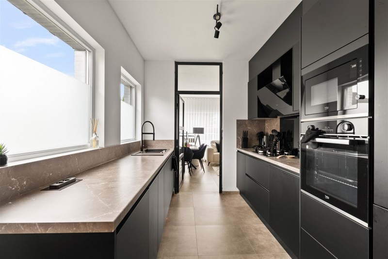 ALLEENSTAANDE GEZELLIGE KNUSSE GERENOVEERDE BUNGALOW OP 667 M² VLAKBIJ HET CENTRUM VAN HET BRUISENDE STEKENE - foto 5