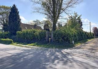 <p><span>Situation<br />Cette</span><span>ferme est située dans un quartier périphérique verdoyant d'Evergem-Sleidinge et est entourée de prairies et de champs ouverts.<br />Mais vous êtes directement à la gare en direction de Gand ou d'Eeklo, des écoles et des magasins.</span>#<span>L'accessibilité au R4 est également un atout.<br />Les amoureux de la nature peuvent profiter des nombreux chemins de l'église.</span><span><br /><br />Rénovation d'une ferme avec grange sur un terrain de 1.634m²<br /><br /></span></p>