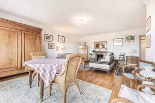 Immo Pické biedt U dit zeer gunstig gelegen appartement aan gelegen in een goed onderhouden gebouw op de derde verdieping met lift. Het appartement is gelegen in de nabijheid van winkels, scholen, openbaar vervoer en de belangrijkste verbindingswegen. Het appartement bestaat uit een inkomhal, een lichtrijke woonkamer met eetplaats, een keuken, een nachthal, 2 slaapkamers en een badkamer. Verder beschikt het appartement over 2 terrassen (één aan elke kant van het gebouw). Tenslotte is er ook nog de aanwezigheid van een kelder. Maandelijkse lasten 868,64 per trimester (inclusief verwarming, water, syndicus, onderhoud van de gemeenschappelijke delen, lift, lening voor het verwarmingstoestel, brandverzekering, lift, ...)