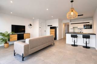 Volledig instapklaar appartement, nieuwbouw, met 2 slaapkamers en een schitterend terras aan de zonnekant. Prachtige zichten over het...