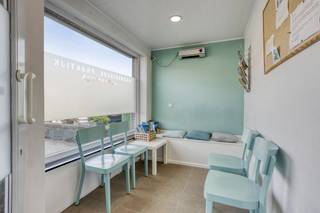 Le bâtiment commercial du rez-de-chaussée comprend une salle d'attente pratique, 3 salles de pratique fonctionnelles, une kitchenette et des toilettes. Cette section est parfaite pour une variété de professions ou de services.Le salon, actuellement accessible par la rue latérale, commence au rez-de-chaussée avec un hall d'entrée, un débarras pratique et des toilettes. Vous y trouverez également un espace de vie et une cuisine. Depuis le salon, vous pouvez monter les escaliers jusqu'à l'étage supérieur. Au premier étage, vous trouverez une deuxième cuisine, qui à son tour s'ouvre sur une confortable terrasse sur le toit. Grâce à cette cuisine, vous accédez également au deuxième espace de vie spacieux qui bénéficie de beaucoup de lumière. Attenant à cet espace de vie, un autre hall donne accès à une chambre et à une salle de bain rénovée. Au deuxième étage, il y a trois autres chambres et une salle de bain supplémentaire.Détails : - Label EPC C- Bâtiment offrant de nombreuses possibilités- Fenêtres renouvelées pour doubler le vitrage à haute efficacité- Toit isoléCe bâtiment d'Ekeren offre de nombreuses possibilités. Que vous recherchiez une propriété commerciale rentable à vendre avec une maison confortable au-dessus, ou que vous rêviez d'une maison très spacieuse, c'est votre chance. Cette propriété unique est prête et attend son nouveau propriétaire.Êtes-vous intéressé par l'achat de cette propriété à Ekeren ? N'hésitez pas à nous contacter. Vous souhaitez une estimation gratuite de votre propriété par l'intermédiaire de notre agence immobilière ? Appelez-nous pour une conversation informelle au 03/666 66 66 ou envoyez un e-mail à schattingen@dewaele.com.