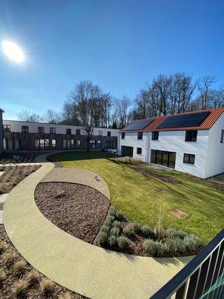 Située dans le projet Hoezebeekhoeve, cette maison neuve à haute efficacité énergétique comprend un grand espace de vie lumineux avec une cuisine ouverte, un débarras, des toilettes, 3 chambres et une salle de bains avec douche, double lavabo et baignoire. Il y a une terrasse privée à l'extérieur. Possibilité d'acheter un emplacement. Cette propriété répond aux dernières normes en matière d'énergie et de ventilation. A l'extérieur, il y a un jardin commun de 700 m2 magnifiquement aménagé. C'est une propriété pour les personnes à la recherche d'une plus-value!