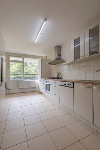 <p><strong>Ruim appartement met 3 slaapkamers, terras, ondergrondse parkeerplaats en private kelderberging.</strong></p><p></p><p>Op de vijfde verdieping van een verzorgd appartementsgebouw, bereikbaar met de lift, bevindt zich dit aangename appartement met een functionele indeling. De woning biedt een ruime leefruimte, drie slaapkamers, een terras en het comfort van een private parkeerplaats en kelderberging.</p><p></p><p>Via de inkomhal komt u in de lichtrijke leefruimte, waar de grote ramen zorgen voor een aangename natuurlijke lichtinval. Aansluitend bevindt zich het terras. De aparte keuken is eveneens bereikbaar vanuit de inkomhal. Vanuit de leefruimte leidt de nachthal naar het slaapgedeelte, met drie slaapkamers, een badkamer met ligbad en een afzonderlijk toilet.</p><p></p><p>Dankzij de goede basis, de ruime kamers en de praktische indeling biedt het appartement verschillende mogelijkheden om het naar eigen smaak te moderniseren en verder in te richten.</p><p></p><p>Een private kelderberging en ondergrondse autostaanplaats zijn inbegrepen in de verkoopprijs. Ze zorgen voor extra bergruimte en het comfort van parkeren binnen het gebouw.</p><p></p><p>De ligging in Jette vormt een bijkomende troef, met een goede bereikbaarheid en diverse voorzieningen in de omgeving. Deze eigendom is dan ook interessant voor zowel eigen bewoning als investering.</p><p></p><p><strong>EPC: 145 kWh/m²/jaar – label C</strong></p>
