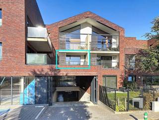 <p><span>Bent u op zoek naar een recent, instapklaar appartement op een rustige locatie maar toch vlakbij het centrum van Diest? Dan is dit appartement op de eerste verdieping uit 2019 zeker een bezoek waard.<br />U woont hier in een rustige omgeving met verschillende wandelpaden vlakbij. Tegelijk bevinden winkels, scholen en het station zich op korte afstand. <br />Dankzij de vlotte aansluiting op de belangrijkste invalswegen en autosnelwegen bereikt u bovendien snel omliggende steden en gemeenten.</span></p><p><span>De indeling is als volgt: We komen binnen in de inkomhal met apart toilet en gaan vervolgens rechts naar de woonkamer met open, ingerichte keuken. <br />Via het grote schuifraam bereiken we het terras aan de voorzijde, ideaal om te genieten van het zonnetje. <br />De hal geeft verder toegang tot de badkamer met inloopdouche en dubbele wastafel in meubel, 2 slaapkamers en een compacte berging.<br />In de kelderverdieping vinden we een autostaanplaats en een berging.</span></p><p><span>Hier wat troeven op een rij:</span><span><br />- </span><span>Recent appartement uit 2019</span><span><br />- </span><span>Energiezuinig (75 kWh/m² = A-label) en comfortabel wonen<br />- Elektrische keuring conform<br />- Afgesloten fietsenstallingen en liften in het gebouw<br />- Ondergrondse autostaanplaats en aparte kelderberging zijn in de prijs inbegrepen </span><span><br />- </span><span>Rustige ligging net buiten de stadskern van Diest</span><span><br />- </span><span>Wandelpaden in de directe omgeving</span><span><br />- </span><span>Vlotte verbinding naar winkels, scholen, station en autosnelwegen</span></p><p><span>Interesse?</span><span> <br /></span><span>Dit appartement is ideaal voor wie op zoek is naar een direct bewoonbaar en energiezuinig appartement op een rustige maar centrale locatie in Diest.</span><span><br /></span><span>Neem gerust contact op met Immo Diest voor meer informatie of een bezoek ter plaatse via <span>nathalie@immodiest.be</span></span><span> of telefonisch op 013 31 25 22.</span></p><p><span>We helpen je met een glimlach verder op zoek naar jouw nieuwe thuis.</span></p><p><span>In afwachting van het bezoek kan u alvast de virtuele tour bekijken. </span></p><p><span> </span></p><p><span> </span></p>