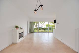 <p><span>Dit </span><span>gelijkvloerse appartement </span><span>is gelegen in de Schuurveldlaan in de </span><span>gegeerde Neerlandwijk in Wilrijk</span><span>. Op wandelafstand bevinden zich allerlei winkels, scholen, openbaar vervoer en het centrum van Wilrijk. De Neerlandwijk is een </span><span>rustige buurt met veel groen</span><span>. De bereikbaarheid van de A12 en E19 is hier subliem.</span></p><p><span> </span></p><p><span>Het appartement is gelegen op de gelijkvloerse verdieping, werd in 2026 opgefrist en heeft een oppervlakte van 85m² (cfr. EPC). Er zijn </span><span>2 slaapkamers</span><span> aanwezig alsook een </span><span>kelder</span><span>. De </span><span>garagebox </span><span>is bij aan te kopen voor 25.000 euro en is ideaal voor een wagen of andere spullen te stockeren. Tot slot is er vooraan en achteraan nog een </span><span>gemeenschappelijke tuin</span><span>.</span></p><p><span> </span></p><p><span>Indeling</span></p><p><span>- inkomhal</span></p><p><span>- aparte toilet</span></p><p><span>- lichtrijke woonkamer en eetkamer</span></p><p><span>- open geïnstalleerde keuken</span></p><p><span>- terras (3m²)</span></p><p><span>- slaapkamer 1 (14,5m²)</span></p><p><span>- slaapkamer 2 (9m²)</span></p><p><span>- kamer (zonder raam); ideaal als dressing of berging</span></p><p><span>- badkamer met douche, dubbele lavabo en aansluiting voor wasmachine/droogkast</span></p><p><span>- garagebox (met elektriciteit) kan bij aangekocht worden voor 25.000 euro</span></p><p><span> </span></p><p><span>Algemeen gebouw</span></p><p><span>- gemeenschappelijke voortuin en achtertuin</span></p><p><span>- geen lift</span></p><p><span>- dakisolatie</span></p><p><span>- individuele CV op gas (2021)</span></p><p><span>- maandelijkse lasten 84 euro (inclusief privatief waterverbruik)</span></p><p><span> </span></p><p><span>Troeven</span></p><p><span>- centrale locatie</span></p><p><span>- rolluiken</span></p><p><span>- conforme elektriciteit</span></p><p><span>- opgefrist in 2026</span></p><p><span> </span></p><p><span>Ben jij geïnteresseerd in dit gelijkvloerse appartement te koop in Wilrijk, ben je op zoek naar ander vastgoed, een investering of wens je de waarde van jouw eigendom te kennen? Dan ben je bij BOLT immo aan het juiste adres! Wij helpen jou graag verder.</span><span> </span></p><p><span> </span></p>