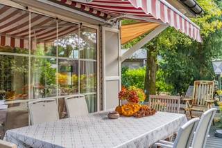 Dit vakantiehuis ( op eigen grond ) is gelegen in de bossen van Belgisch Limburg (Zutendaal). Op een kleinschalig vakantiepark. Om zelf te genieten...