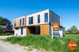 EREMBODEGEM - Deze prachtige nieuwbouwwoning is landelijk gelegen, in een deelgemeente van Aalst. De woning zal in afwerkingsfase worden aangeboden waarbij nog dient te worden voorzien door de koper: keuken, vloeren en badkamer (behalve inloopdouche). De mogelijkheid bestaat ook om op maat verder af te werken door de bouwheer.<br /><br />Naar indeling toe bevindt zich op het gelijkvloers een inkomhal met gastentoilet, een lichtrijke woonkamer, een keuken en een praktische berging. Op de eerste verdieping bevinden zich de nachthal, 3 slaapkamers en een badkamer.<br /><br />Troeven: EPB-nieuwbouw, warmtepomp (koelen en warmen), zonnepanelen, ventilatiesysteem C+, hoge isolatiewaarde, RW-put,..<br /><br />De ligging van dit pand is bijzonder aantrekkelijk met scholen, banken, en supermarkten in de directe omgeving. Daarnaast geniet deze woning van een heel goede bereikbaarheid door het openbaar vervoer, station, belangrijke invalswegen en de E40.<br /><br />Aankoop onder gesplitst stelsel:<br />Constructiewaarde: 302.000 (21% BTW)<br />Grondwaarde: € 137.000 (12% registratie)<br />Totaal incl. btw en registratie, excl. kosten en excl. notariskosten: €518.860<br /><br />Bent u opzoek naar een nieuwbouwwoning met 3 slaapkamers op een uiterst rustige locatie? Inkijk bouwplannen en bespreking dossier op kantoor na afspraak: 053/60.65.60