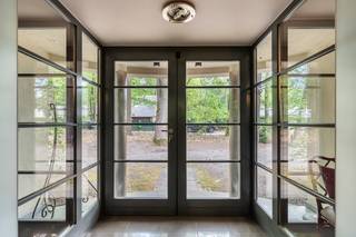 In een uitzonderlijk rustige en groene omgeving in Keerbergen bevindt zich deze ruime villa uit 1994 op een prachtig perceel van maar liefst 30 are. De woning geniet van een residentiële ligging nabij het meerdomein, golf en uitgestrekte wandel- en fietsmogelijkheden, met tegelijk een vlotte verbinding naar winkels, scholen en omliggende gemeenten.<br /><br />Met een bewoonbare oppervlakte van 345 m² biedt deze eigendom alle ruimte en comfort voor wie op zoek is naar rust, privacy en wonen midden het groen.<br /><br />Op het gelijkvloers betreedt u de woning via een ruime inkomhal die toegang geeft tot de lichtrijke leefruimte met gezellige zithoek en aparte tv-hoek. De keuken met eetplaats sluit mooi aan op de leefruimte. Door de vele raampartijen die uitgeven op de tuin, kan u genieten van een aangenaam zicht op de omliggende groene bosrijke omgeving. Verder omvat de gelijkvloerse verdieping een nachthal met apart toilet, 2 slaapkamers waarvan één met dressing, een badkamer uitgerust met bad en douche, een tweede afzonderlijk toilet in de traphal en een dubbele garage met wasberging.<br /><br />Op de eerste verdieping bevinden zich een bureau, 2 bijkomende slaapkamers waarvan één met eigen badkamer met douche, aangevuld met verschillende praktische bergruimtes. Daarnaast beschikt de woning over een kelder die dienst kan doen als extra opbergruimte.<br /><br />Buiten geniet u van een ruim terras, carport, tuinberging en houtopslag. De prachtige tuin, gelegen in bosrijke omgeving, vormt een ware oase van rust en privacy. <br /><br />Er is een lopende stedenbouwkundige overtreding vastgesteld. Meer info hiervoor zie vastgoedinfo pagina 11 in bijlage.<br /><br />Interesse? Contacteer ons vandaag nog voor een bezichtiging en ontdek de mogelijkheden!<br /><br />Bijkomende info (EPC, bodemattest, elektriciteit,...) kan U hieronder downloaden ↓