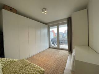 <p><span>LUXUEUS APPARTEMENT 95 M² OP TOPLOCATIE</span></p><p><span> </span></p><p><span>Inkomhal 11m² met ingemaakte vestiairekast met sfeerverlichting, gastentoilet met handenwasser.</span></p><p><span> </span></p><p><span>Ruime Woonkamer 40m² op keramische tegel.</span></p><p><span>Volledig uitgeruste open keuken, dubbele wasbak,</span></p><p><span>Toestellen BOSCH:</span></p><p><span>-Vaatwasser – Super Silence model </span></p><p><span>-Keramische kookplaat </span></p><p><span>-Koelkast </span></p><p><span>-Multifunctionele Digitale oven</span></p><p><span>Berging, zeer Ruim, was/droogkast (condensatie)aansluiting.</span></p><p><span>Badkamer 10m², inloop regendouche, 2 lavabo’s, op maat gemaakt badkamermeubel met open linnenschabben afgewerkt in hout, spiegelkast, handdoekdroger. </span></p><p><span>2 Slaapkamers 15m² en 13m² </span></p><p><span> </span></p><p><span> </span></p><p><span>GROOT ZUID-WEST GEORIËNTEERD TERRAS 16M²</span></p><p><span> </span></p><p><span>Bijzonderheden: </span></p><ul><li><span>PRE - Domotica:</span><ul><li><span>Alles AAN/UIT schakelaar</span></li><li><span>Automatisch licht in WC</span></li><li><span>Geschakelde stopcontacten</span></li></ul></li><li><span>Gemeenschappelijke vuilbakberging</span></li><li><span>Lift tot in kelder</span></li><li><span>Fietsenberging</span></li><li><span>Video-Parlefonie</span></li><li><span>CV op Gas</span></li></ul><p><span> </span></p><p><span>Positieve aspecten: </span></p><ul><li><span>Uitermate rustige buurt</span></li><li><span>Centraal gelegen met zeer goede verbindingswegen</span></li><li><span>Alles op wandelafstand: scholen, winkels, park,…</span></li><li><span>Zuid-West georiënteerd Terras</span></li><li><span>Super Deluxe Afwerking</span></li><li><span>BEN - Woonst</span></li></ul><p><span> </span></p><p><span>Maandelijkse huur:  € 1095/Maand</span></p><p><span>Vaste kosten: €109/Maand</span></p><p><span> </span></p><p><span>OPTIE PARKING:</span></p><p><span>Ondergrondse staanplaats: €65/Maand x 2 bij te huren</span></p><p><span>Garagebox: €125/Maand (uitverhuurd - optioneel eens een vrijkomt)</span></p><p><span> </span></p>