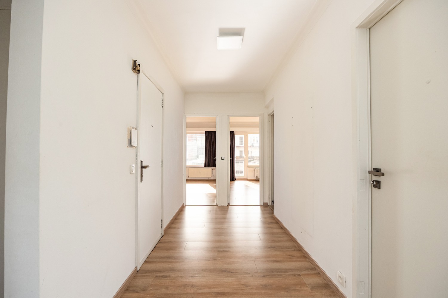 Ruim en lichtrijk 2-slpk appartement met terras, kelderberging en een parkeerplaats in Merksem! - foto 4