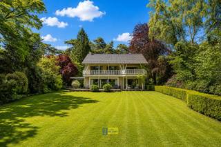 EXCLUSIEF OPEN HUIS OP ZATERDAG 13/6 - ENKEL OP AFSPRAAKCHARMANTE VILLA GRENZEND AAN DE KALMTHOUTSE HEIDELIGGINGDEZE CHARMANTE VILLA BEVINDT ZICH OP...