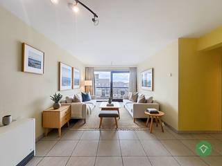 Ontdek dit charmante appartement te koop in Sint-Idesbald, deelgemeente van Koksijde. Een interessante opportuniteit voor wie wil genieten van de kust, met comfort én toekomstpotentieel.<br /><br />Gelegen op de vijfde verdieping van een verzorgde residentie (bouwjaar 2000) vormt dit appartement een uitstekende basis voor wie graag zijn eigen toets toevoegt. Dankzij de elektrische verwarming (te bedienen via telefoon) en dubbele beglazing geniet u van een degelijke isolatie en een aangenaam binnenklimaat. De lift in het gebouw zorgt voor extra gebruiksgemak.<br /><br />De gunstige oriëntatie garandeert een mooie natuurlijke lichtinval, wat bijdraagt aan een open en aangename woonbeleving.<br /><br />Indeling<br />Via de inkomhal met vestiaire komt u meteen in de lichtrijke leefruimte met aansluitend de geïnstalleerde keuken, beide met zicht op het binnenplein. De nachthal leidt naar twee volwaardige slaapkamers en de badkamer, uitgerust met toilet, ligbad en lavabomeubel. Een praktische en doordachte indeling die maximaal rendement haalt uit de beschikbare ruimte.<br /><br />Ligging<br />Op amper 100 meter van de zeedijk bevindt u zich op wandelafstand van het strand, gezellige restaurants en de levendige sfeer die deze badplaats zo aantrekkelijk maakt. Winkels en andere voorzieningen liggen binnen handbereik, waardoor dit appartement perfect geschikt is als vaste woonst, tweede verblijf of investering.<br /><br />Een eigendom die ligging, licht en mogelijkheden mooi combineert.<br />Interesse? Neem gerust contact op voor bijkomende informatie of een bezoek ter plaatse.