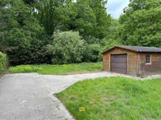 <p><span>Te renoveren woning met ruim perceel en tal van mogelijkheden interessant als renovatieproject of bouwgrond aan 6% btw</span></p><p><span>Deze woning met een volume van ca. 1.487 m³ is gelegen op een ruim perceel met een straatbreedte van ongeveer 20 meter en een diepte van ca. 75 meter. Dankzij de royale afmetingen biedt dit eigendom tal van mogelijkheden, zowel voor wie op zoek is naar een renovatieproject als voor wie een nieuwbouw wenst te realiseren.</span></p><p><span>De bestaande woning werd oorspronkelijk gebouwd in 1960 en deels gerenoveerd in 2007, waarbij onder andere het dak werd vernieuwd. In 2016 werden bijkomende werken uitgevoerd. Het pand dient verder gerenoveerd te worden, maar vormt een uitstekende basis voor wie graag naar eigen smaak vernieuwt. Daarnaast kan het perceel ook interessant zijn als bouwgrond voor afbraak en heropbouw, mogelijk aan het gunstige btw-tarief van 6% (onder voorbehoud van de geldende voorwaarden).</span></p><p><span>Via de inkomhal bereik je de leefruimte en eetkamer, afgewerkt met laminaatvloer. Aansluitend bevindt zich de keuken met kasten en praktische berging. Verder beschikt de woning over een badkamer met douche, lavabo en toilet, evenals twee slaapkamers.</span></p><p><span>Extra troeven zijn de veranda, de zolderruimte zonder vaste trap, een aparte garage en een ruim duivenkot van ca. 70 m².</span></p><p><span>Een eigendom met veel potentieel voor wie ruimte, mogelijkheden en een gunstige ligging weet te appreciëren.</span></p>