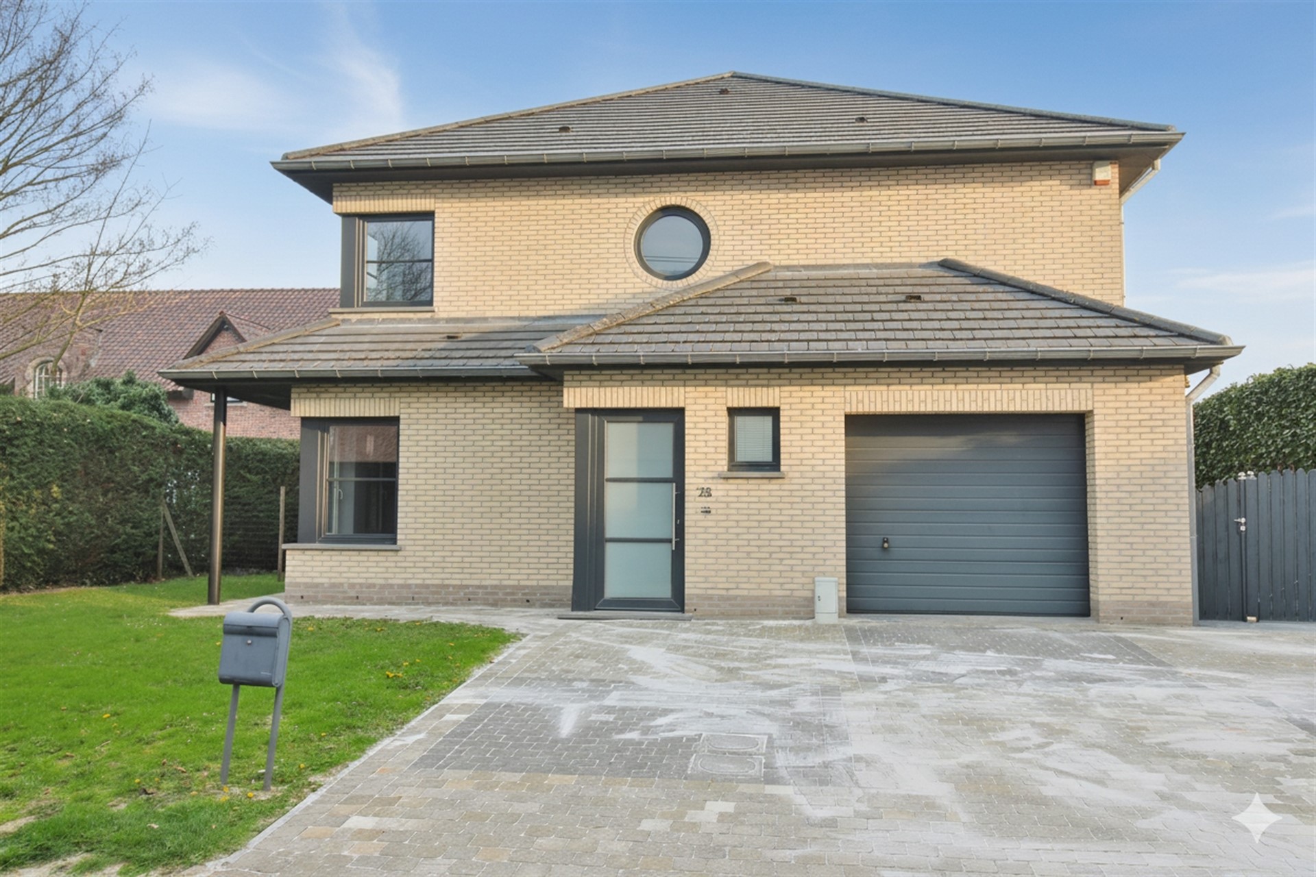 Villa dans un endroit calme, avec un jardin spacieux. - photo 1
