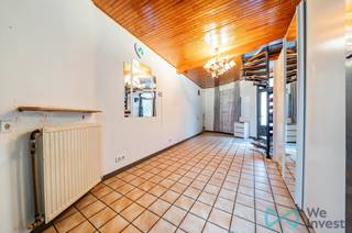 <p><strong><span>Info en bezoeken – 02 315 51 71</span></strong></p>
<p><span>Gelegen in een gegeerde buurt van Oudergem biedt deze charmante kleine woning een atypische en praktische indeling, ideaal als eerste aankoop, pied-à-terre of investering.</span></p>
<p><span>Op het gelijkvloers bevindt zich een gezellige leefruimte met open keuken en directe toegang tot een aangenaam privéterras, perfect om in alle rust van het buitenleven te genieten.</span></p>
<p><span>De verdiepingen omvatten verschillende goed ingedeelde slaapkamers met diverse inrichtingsmogelijkheden, evenals een functionele badkamer. Dankzij de verticale indeling is er een natuurlijke scheiding tussen de leef- en slaapruimtes.</span></p>
<p><span>Ideaal gelegen nabij winkels, openbaar vervoer, scholen en belangrijke invalswegen, geniet u bovendien van de groene omgeving en alle voorzieningen die Oudergem te bieden heeft.</span></p>
<p><span>De woning is momenteel verhuurd, maar zal vanaf oktober vrij zijn voor eigen bewoning – een mooie opportuniteit voor toekomstige eigenaars.</span></p>
<p><strong><span>Een charmante woning vol karakter – snel te bezoeken!</span></strong></p>
