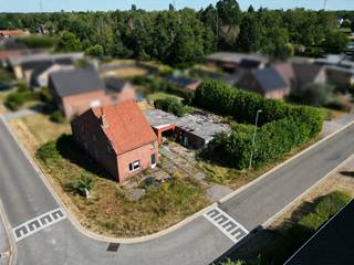 Welkom op de Sint-Barbarastraat 39 in Diepenbeek<br /><br />Deze unieke projectgrond biedt u de mogelijkheid tot het bouwen van twee open woningen, uitgevoerd in een strakke, tijdloze architectuur.<br /><br />Deze projectgrond is gelegen op een gunstige locatie in Diepenbeek, op een boogscheut van het centrum, scholen en lokale handelszaken.<br />Dankzij de strategische ligging geniet u van een rustige woonomgeving, met het natuurreservaat De Maten in de directe nabijheid. Hier kunt u heerlijk wandelen en volop genieten van de natuur. Bovendien bent u dankzij de uitstekende verbindingen snel in zowel Hasselt als Genk.<br />
<ul>
<li>Soort bebouwing: open bebouwing</li>
<li>Hoofdbestemming: ééngezinswoning – residentieel gebruik</li>
<li>Omgevingsvergunning: voorwaardelijk vergund dd. 07.04.2026</li>
<li>Perceelgrootte: 1.317 m²</li>
<li>Breedte perceel aan Sint-Barbarastraat: 35,48 m</li>
<li>Breedte perceel aan Kanaalstraat: 22,81 m</li>
</ul>
<br /><strong>Bouwkenmerken:</strong>
<ul>
<li>Bouwbreedte: 10,00 m</li>
<li>Bouwdiepte gelijkvloers: 8,00 m</li>
<li>Bouwdiepte verdieping: 8,00 m</li>
<li>Bouwhoogte: 2 bouwlagen</li>
</ul>
<br /><strong>Inplanting:</strong>
<ul>
<li>Afstand voorgevel tot rooilijn:</li>
<li>Woning 1: 5,21 m</li>
<li>Woning 2: 5,00 m</li>
<li>Afstand linker perceelsgrens (woning 1): 5,58 m</li>
<li>Afstand rechter perceelsgrens (woning 2): 3,93 m</li>
<li>Afstand achterste perceelsgrens:</li>
<li>Woning 1: 9,96 m</li>
<li>Woning 2: 11,06 m</li>
</ul>
<br /><strong>Dakvoorschriften:</strong>
<ul>
<li>Dakvorm: Plat dak</li>
<li>Dakrandhoogte hoofdgebouw: 6,15 m</li>
<li>Dakrandhoogte carport: 3,00 m</li>
</ul>
<br /><strong>Bijgebouwen:</strong>
<ul>
<li>Gekoppelde carport per woning</li>
<li>Breedte: 3,00 m</li>
<li>Diepte: 6,00 m</li>
</ul>
<br /><strong>Tuinberging per woning:</strong>
<ul>
<li>Oppervlakte: 6,00 m²</li>
<li>Afmetingen: 3,00 x 2,00 m</li>
</ul>
<br /><strong>Buitenaanleg</strong>
<ul>
<li>Terras aan de achterzijde</li>
<li>Draadafsluiting met haagbeplanting rondom het perceel</li>
<li>Wadi/infiltratievoorziening per woning</li>
<li>Hemelwaterput van 5.000 liter per woning</li>
</ul>
<br />Wenst u meer informatie of een verkennend gesprek in te plannen?<br />Bel ons gerust op het nummer 089 391 555 of mail naar info@frerevastgoed.be