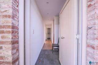 TE HUUR | Energiezuinige nieuwbouwwoning met 3 slaapkamers, zuidgerichte tuin en autostaanplaats <br /><br />Bent u op zoek naar een moderne, energiezuinige woning op een rustige en gezinsvriendelijke locatie? Dan is deze recente gesloten nieuwbouwwoning in de Sint-Gerolflaan te Aalter zeker een bezoek waard.<br /><br />Gelegen in een aangename residentiële woonwijk combineert deze woning rust en privacy met een uitstekende bereikbaarheid. Het centrum van Aalter, diverse winkels, scholen, sportfaciliteiten en het openbaar vervoer bevinden zich op korte afstand. Dankzij de nabijheid van het station van Aalter en de vlotte verbinding naar de E40 geniet u bovendien van een snelle bereikbaarheid richting Gent, Brugge en de omliggende gemeenten. Hierdoor is deze woning ideaal voor gezinnen, pendelaars en iedereen die comfortabel wil wonen in een groene omgeving.<br /><br />De woning biedt een doordachte indeling met veel lichtinval en hedendaags wooncomfort. De leefruimte sluit naadloos aan op de eetkamer en de ingerichte keuken, met uitzicht op het zonnige zuidgerichte terras en de tuin. De private autostaanplaats vormt een extra troef.<br /><br />Troeven<br />✔ Recente energiezuinige nieuwbouwwoning<br />✔ Rustige en kindvriendelijke woonomgeving<br />✔ Nabij centrum Aalter, scholen en winkels<br />✔ Vlotte verbinding naar E40 en station Aalter<br />✔ 3 slaapkamers<br />✔ Zuidgerichte tuin en terras<br />✔ Grote zolderruimte van 40 m²<br />✔ Private autostaanplaats<br />✔ Instapklaar en modern wooncomfort<br /><br />Deze woning biedt de perfecte combinatie van ruimte, comfort en een uitstekende ligging. Een ideale thuis voor wie rustig wil wonen zonder in te boeten aan bereikbaarheid.<br /><br />Interesse? Contacteer Vastgoed Poppe voor meer informatie of een bezoek ter plaatse door te reageren op deze advertentie of te mailen naar info@vastgoedpoppe.be, telefonisch kunnen er geen bezoekafspraken worden ingepland.<br />