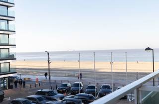 <strong>Ligging</strong><br /><br />Rustig gelegen aan de Wielingen en de <strong>Zeedijk</strong> van Knokke Heist. Het appartement bevindt zich op het 2de verdiep van de <strong>Residentie Saint-Georges.</strong><br /><br /><strong>Indeling</strong><br /><br />Het <strong>gerenoveerd appartement</strong> bestaat uit een inkom met vestiaire en gastentoilet. De lichtrijke woonkamer met eetruimte en toegang naar de buitenruimte. Een volledig ingerichte open keuken met toestellen van Miele. Via de nachthal ga je naar de badkamer met lavabo en inloopdouche (<strong>mortex</strong>), de eerste slaapkamer/bureau ruimte met ingewerkte kasten (<strong>afromosia hout</strong>) en tweede slaapkamer met stapelbed en ingewerkte kasten.<br /><br /><strong>Troeven</strong><br /><br />- ligging<br />- vrij bij akte<br />- ventilatie C+<br />- mortex vloer<br />- <strong>renovatie 2024</strong><br />- een kelderberging<br />- <strong>ingemaakte kasten</strong><br />- vloerverwarming<br />- zijdelings zicht op zee<br />- hoogwaardige materialen<br />- gemeenschappelijke fietsenberging<br /><br />Mogelijkheid tot aankoop van een ondergrondse autostandplaats. <br /><br />Voor inlichtingen en/of bezoek, bel Guillaume Delbecque 0472/25.70.76