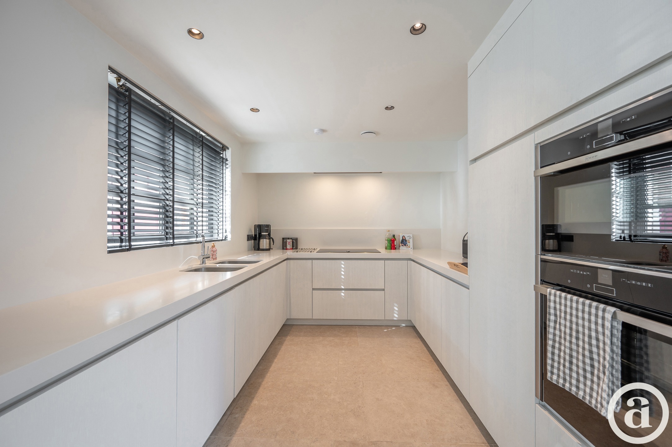 Ruime, recente hoekwoning gelegen vlakbij de groentenmarkt - foto 4