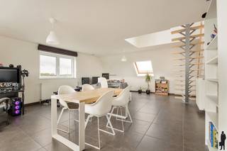 Op zoek naar een <strong>bijzonder </strong>ruim appartement met een moderne uitstraling en een <strong>hoogwaardige </strong>afwerking? Deze stijlvolle <em>duplex </em>uit 2015 combineert comfort, licht en ruimte op een absolute toplocatie in Beveren-Waas. Dankzij de grote raampartijen geniet het appartement van een overvloed aan natuurlijke lichtinval en een aangename woonbeleving. Bovendien beschikt het pand over een gunstig EPC-label <strong>A</strong>, wat garant staat voor <strong>energiezuinig </strong>wonen.<br /><br />De duplex bevindt zich in een rustige, <strong>landelijke </strong>omgeving, terwijl het centrum van Beveren toch vlakbij ligt. Een ideale combinatie van rustig wonen en een vlotte bereikbaarheid van winkels, scholen en verbindingswegen.<br /><br />Indeling benedenverdieping<br />- Ruime en lichtrijke leefruimte<br />- <strong>Moderne </strong>keuken voorzien van alle comfort<br />- Badkamer met bad op de benedenverdieping<br />- 2 praktische <strong>bergingen</strong><br />-Gezellig <strong>terras </strong>om volop van het buitenleven te genieten<br />-<strong>Carport inbegrepen in de prijs!</strong><br /><br />Indeling bovenverdieping<br />- 3 volwaardige slaapkamers<br />- <strong>Tweede </strong>badkamer op de bovenverdieping<br /><br />Extra troeven<br />- <strong>Topligging </strong>in Beveren-Waas<br />- Rustige, landelijke ligging vlakbij het centrum<br />- Bouwjaar 2015<br />- Centrale verwarming op <strong>gas</strong><br />- Luxueus afgewerkt<br />- <strong>Moderne </strong>architectuur en uitstraling<br />- EPC-label <strong>A</strong><br /><br />Een instapklaar en stijlvol duplexappartement waar ruimte, comfort en energiezuinigheid perfect samenkomen. Ideaal voor wie op zoek is naar modern wonen op een rustige locatie, met alle voorzieningen binnen handbereik.