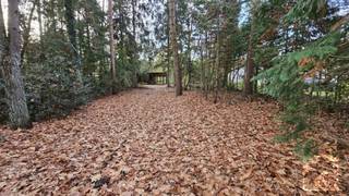 <p><span>Rustig gelegen bouwgrond van 1.400 m² mét af te breken chalet</span></p><p><span>Op dit perceel staat momenteel een </span><span>af te breken chalet</span><span>. Het grote voordeel?<br />Omdat het perceel </span><span>reeds bebouwd</span><span> is, kan de koper </span><span>mits voldaan wordt aan de wettelijke voorwaarden</span><span> mogelijk gebruikmaken van het </span><span>6% btw-tarief voor afbraak en heropbouw</span><span>. Meer info hierover geven we je graag op aanvraag.</span></p><p><span>Je mag hier bovendien </span><span>permanent wonen</span><span>! Een unieke kans voor wie rustig wil wonen midden in het groen. </span></p><p><span>Bouwvoorschriften volgens BPA Kotsbos:</span></p><ul><li><span>Gelijkvloerse verdieping: maximaal </span><span>80 m²</span><span> + </span><span>20 m²</span><span> (overdekt of niet, terras/carport)</span></li><li><span>Verdieping: maximaal </span><span>80 m²</span><span> onder hellend dak (max. </span><span>45°</span><span>)</span></li><li><span>Kroonlijsthoogte:</span><span> max. </span><span>3,5 m</span></li><li><span>Nokhoogte:</span><span> max. </span><span>7,5 m</span><span><br />(Volledige voorschriften bezorgen we je graag.)</span></li></ul><p><span>De ligging is ideaal: op korte afstand van </span><span>St.-Antonius</span><span>, en ook </span><span>Schilde</span><span>, </span><span>Brecht</span><span> en </span><span>St.-Job</span><span> liggen vlakbij. Je woont hier rustig in het groen, maar toch dicht bij alles.</span></p><p><span>Interesse om hier jouw nieuwbouw te realiseren?</span><span><br />Contacteer ons gerust voor meer info of een bezoek.</span></p>