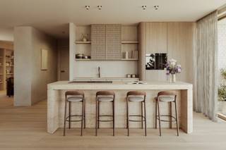 Dit appartement maakt deel uit van "Villa Émeraude", een exclusief en kleinschalig nieuwbouwproject met slechts 14 villa-appartementen, verdeeld over twee elegante residenties. Het pand combineert de rust en discretie van het project met een doordachte indeling en een aangenaam wooncomfort, passend binnen de tijdloze architectuur.<br /><br />Gelegen op de tweede verdieping, op slechts enkele stappen van zee, strand en de duinen van Ster der Zee, geniet dit appartement van een rustige ligging in een residentiële omgeving. Grote raampartijen en zonnig hoekterras zorgen voor een aangename lichtinval en een vlotte verbinding tussen binnen en buiten.<br /><br />Indeling<br />Ruime inkomhal | afzonderlijk toilet met lavabo | berging met mogelijkheid voor wasmachine/droogkast | volledig uitgeruste en open keuken met kwalitatieve toestellen | lichtrijke leefruimte met toegang tot zonnig hoekterras | nachthal met bureauhoek | eerste slaapkamer met bijhorende badkamer (inloopdouche en dubbele lavabo in meubel) | tweede afzonderlijk toilet met lavabo | tweede slaapkamer met bijhorende badkamer (inloopdouche en lavabo in meubel). <br /><br />Op de ondergrondse verdieping bevinden zich private kelders, afgesloten garageboxen, een gemeenschappelijke fietsenberging en een vuilnislokaal.<br /><br />Dit pand vormt een comfortabele woonoplossing aan zee en een waardevaste investering binnen een kleinschalig kwaliteitsproject.