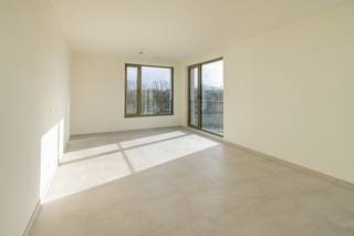 Te huur: Nieuwbouw appartement met 3 slaapkamers in Mechelen<br /><br />Modern en energiezuinig nieuwbouwappartement met 3 slaapkamers, ideaal gelegen in Mechelen. Het appartement beschikt over een lichtrijke leefruimte met open, volledig geïnstalleerde keuken, drie volwaardige slaapkamers, 2 badkamers, een ruim terras en ondergrondse staanplaats voor de wagen. <br /><br />Dankzij de recente bouw geniet u van een hoog wooncomfort en een uitstekende energieprestatie. Gelegen op een vlotte locatie nabij winkels, scholen, openbaar vervoer en belangrijke invalswegen.<br /><br />Perfect voor wie comfortabel en hedendaags wil wonen in Mechelen.<br /><br />Voor meer info of een bezoek: neem gerust contact op.