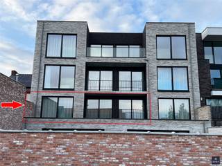 <p><span>Aantrekkelijk en energiezuinig nieuwbouwappartement te huur in hartje Haasdonk</span></p><p><span>In een </span><span>kleinschalige nieuwbouwresidentie</span><span> stellen we graag één van de nog slechts 2 beschikbare appartementen voor. <br />Het gebouw beschikt over een </span><span>lift</span><span>, werd hoogwaardig afgewerkt en biedt </span><span>alle modern comfort</span><span>. <br />Dankzij het gebruik van energiezuinige technieken geniet u hier van een aangename woonervaring én lage verbruikskosten.</span></p><p><span>Gelegen </span><span>in het centrum van Haasdonk</span><span>, op een boogscheut van belangrijke invalswegen, woont u hier rustig maar toch uiterst vlot bereikbaar.</span></p><p><span>Indeling (1e verdieping rechts)</span></p><ul><li><span>Inkomhal met vestiairemogelijkheden</span></li><li><span>Apart gastentoilet</span></li><li><span>Lichtrijke leefruimte</span><span> met grote raampartijen</span></li><li><span>Open, volledig ingerichte keuken</span><span> met praktisch kookeiland</span></li><li><span>Zonnig terras (zuidelijke oriëntatie)</span></li><li><span>Berging/wasruimte</span></li><li><span>Badkamer met </span><span>inloopdouche</span><span> en lavabomeubel</span></li><li><span>2 volwaardige slaapkamers</span></li></ul><p><span>Verder beschikt u over :</span></p><p><span>- een </span><span>privatieve kelderberging</span><span> </span></p><p><span>- een </span><span>autostaanplaats </span></p><p><span>- </span><span>een</span><span> fietsenberging</span><span>.</span></p><p><span>Belangrijke info :</span></p><p><span>- Huurprijs:</span><span> € 975/maand<br />- </span><span>Gemeenschappelijke kosten:</span><span> € 75/maand</span></p><p><span>- Waarborg :</span><span> € 2.925 (3x maandhuur)</span></p><p><span>- Plaatsbeschijving :</span><span> € 175 (deel huurder)</span></p><p><span> </span></p><p><span>ONMIDDELLIJK BESCHIKBAAR!</span><span><br /><br /></span></p><p><span>Bent u op zoek naar een stijlvol, comfortabel en energiezuinig nieuwbouwappartement op een centrale ligging? <br />Dan is dit beslist een bezoek waard!</span></p><p><span> </span></p><p><span>Wenst u graag meer info of bent u geïnteresseerd in een plaatsbezoek? </span></p><p><span>Gelieve ons dan te contacteren op het nummer 03 775 41 88 of mail naar </span><span><span>christel@vastgoed-smet.be</span></span><span>  </span><span>  </span></p><p><span>                             </span></p><p><span> </span><span>De verstrekte gegevens/informatie (zowel online als gedrukt) worden vrijblijvend verstrekt, enkel ter inlichting, zonder contractuele verbintenis of garantie van onzentwege en kunnen op ieder ogenblik gewijzigd worden.</span></p><p><span> </span></p>