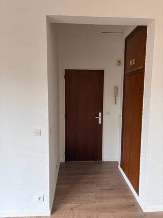 Lichtrijke studio op TOP locatie te Antwerpen.<br /><br />Op 300m van Rooseveltplaats en op 800m van het centraal station.<br /><br />Bij het binnekomen is er een ingewerkte vestiairekast, ideaal om jassen en schoenen netjes uit het zicht op te bergen.<br /><br />De studio beschikt over een ruime, open leefruimte met een warme houtlook laminaatvloer die meteen voor een gezellige uitstraling zorgt.<br /><br />Dankzij de grote, vernieuwde ramen geniet je hier volop van natuurlijk daglicht. <br /><br />De praktisch ingerichte keuken bied mogelijkheden om te moderniseren naar eigen wens. <br /><br />Ook de badkamer is efficiënt ingericht en voorzien van een toilet, lavabo en douche. <br />(pluspunt: vanuit je douche heb je zicht op de Kathedraal.)<br /><br />Een charmante studio op TOP locatie, met veel licht, warme materialen en mogelijkheden (zie AI-foto). <br /><br />