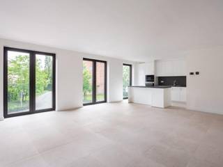 Riant nieuwbouwappartement op toplocatie aan de groene vesten van Lier, gelegen in de stijlvolle residentie Villa Vesten. Dit prachtige BEN-appartement bevindt zich op de eerste verdieping en combineert een uitzonderlijke ligging met hedendaags wooncomfort, hoogwaardige afwerking en een uitstekende energiezuinigheid. Dankzij de centrale ligging bevindt u zich op wandelafstand van de Grote Markt, winkels, horeca en alle voorzieningen. Het appartement heeft een bewoonbare oppervlakte van 116 m² en beschikt over een zonnig terras van 8 m² met een prachtig zicht op de groene vesten. Bovendien zijn een ondergrondse autostaanplaats, een private kelderberging en twee fietsenstallingen inbegrepen. Via de inkomhal, met ruimte voor een vestiairekast, en gastentoilet bereikt u de ruime en lichtrijke leefruimte van maar liefst 44 m². Dankzij de grote raampartijen geniet u hier de hele dag van natuurlijk licht en heeft u een rechtstreekse toegang tot het zonnige terras. De open keuken is volledig ingericht en voorzien van een stijlvol kookeiland, een inductiekookplaat met geïntegreerde dampkap, een combi-oven, microgolfoven, koelkast en vaatwasser. Het volledige appartement werd reeds professioneel geschilderd en de verlichting wordt nog geplaatst, zodat u zonder zorgen kunt verhuizen. Verder beschikt het appartement over twee slaapkamers van respectievelijk 8 m² en 14,5 m². De ruime badkamer van 8,5 m² is luxueus ingericht met een ligbad, een royale inloopdouche, een dubbel lavabomeubel met mengkranen, een hangtoilet, een praktische kolomkast en een spiegel met geïntegreerde ledverlichting. Daarnaast is er een afzonderlijk gastentoilet met lavabo.<br />Een absolute troef is de uitzonderlijk ruime berging van maar liefst 10 m², voorzien van aansluitingen voor een wasmachine en droogkast en extra opbergruimte. Dit appartement voldoet aan de BEN-normen (Bijna EnergieNeutraal) en is uitgerust met vloerverwarming via een warmtepomp en een modern ventilatiesysteem, wat resulteert in een bijzonder laag energieverbruik en een optimaal wooncomfort. EPB-score: 12021-G-OMV_2021058622/EP08535/SV/A001/D01. Bent u op zoek naar een instapklaar nieuwbouwappartement met hoogwaardige afwerking, een schitterende ligging aan de groene vesten en alle comfort van vandaag? Dan is dit exclusieve appartement in Residentie Villa Vesten zonder twijfel een bezoek waard. Voor bezichtiging: 0487/759.758
