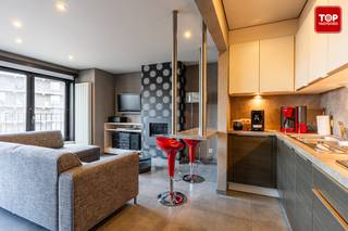 <p>Dit appartement is gunstig gelegen in Deinze, op wandelafstand van het station. Ideaal voor wie dagelijks pendelt of graag alles binnen handbereik heeft. Winkels, scholen en openbaar vervoer bevinden zich vlakbij, terwijl je toch rustig woont. Een centrale ligging met een vlotte verbinding naar Gent en andere steden.</p>
<p></p>
<p>Het appartement is volledig instapklaar. Je komt binnen in een lichtrijke woonkamer met open keuken, een aangename leefruimte waar je je meteen thuis voelt. Dankzij de grote raampartijen geniet je hier van veel natuurlijk licht. Verder is er een moderne badkamer bestaande uit een toilet, lavabo, een bad met douchemogelijkheid en ook aansluiting wasmachine en droogkast.</p>
<p></p>
<p>Verder zijn er twee volwaardige slaapkamers en een aparte dressing, wat zorgt voor extra comfort en bergruimte. Het appartement beschikt bovendien over een goede EPC-score, wat betekent dat je energiezuinig woont.</p>
<p>Extra troef: bij het appartement hoort ook een garage, wat zorgt voor extra gemak naar stockageruimte of het plaatsen van fietsen en vuilbakken.</p>
<p>Kortom, een praktisch en verzorgd appartement op een toplocatie, ideaal voor starters, koppels of investeerders.<br /><br />Contacteer Topvastgoed voor een bezoek op 0475 700 700</p>