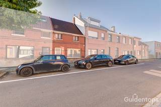 <p>Deze te moderniseren woning in de Nieuwstraat te Hove biedt heel wat mogelijkheden voor wie op zoek is naar een eigendom die volledig naar eigen smaak kan worden ingericht en opgefrist.<br />Via de inkomhal kom je in de leefruimtes, bestaande uit een eetplaats en aansluitende woonkamer. Verder bevindt zich op het gelijkvloers een ingerichte keuken, met aansluitend toegang tot de achterliggende ruimtes en de tuin. De badkamer is uitgerust met een douche, wastafel en toilet.<br />Op de verdieping bevinden zich meerdere kamers die als slaapkamer kunnen worden ingericht. De ruime zolder biedt bovendien bijkomende mogelijkheden en kan, mits de nodige aanpassingen en vergunningen, eventueel verder worden benut.<br />Achteraan beschikt de woning over een buitenruimte met een groot houten bijgebouw, ideaal als berging, hobbyruimte of voor het opbergen van fietsen en tuingereedschap.<br />De woning biedt een mooie basis en tal van mogelijkheden voor wie ze verder wil aanpassen en inrichten volgens de eigen smaak en hedendaagse woonwensen.<br />Troeven:<br />•    Gelegen in Hove<br />•    Verschillende leef- en slaapruimtes<br />•    Ruime zolder met potentieel<br />•    Buitenruimte met groot bijgebouw<br />•    Mogelijkheid om volledig naar eigen smaak te renoveren<br />Renovatieverplichting van toepassing.</p>