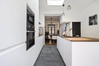 Gelegen in een zijstraat van het winkelcentrum van Lier, geniet deze volledig gerenoveerde woning van een centrale ligging met alle voorzieningen op wandelafstand.<br /><br />Men betreedt de woning via de inkomhal, die leidt naar de stijlvolle woonkamer met open keuken. De keuken, welke aansluit aan het gezellige terras, is uitgerust met alle nodige toestellen. Dankzij de vele ramen geniet men van een overvloed aan natuurlijk licht en een aangenaam ruimtelijk gevoel. <br /><br />Op de eerste verdieping vindt men de badkamer uitgerust met een bad, douche en dubbele wastafel. Naast de badkamer is er een eerste slaapkamer (10m²).<br /><br />De tweede verdieping bevat nog twee slaapkamers (8,5m²/13m²), wat deze woning perfect maakt voor gezinnen of wie extra ruimte wenst.<br /><br /><strong>Troeven woning:</strong><br />*3 slaapkamers<br />*Gelegen in het centrum van Lier<br />*Zijstraat van de winkelstraat <br />*Volledig gerenoveerd<br />*Instapklaar<br />*Lichtrijke leefruimte<br />*Voorzien van een terras<br />*EPC label B<br />*Overname huur staanplaats mogelijk<br /><br />Interesse in deze instapklare woning? Contacteer ons via 03 337 50 70 of info@vbvastgoed.be voor meer info of een bezoek ter plaatse.