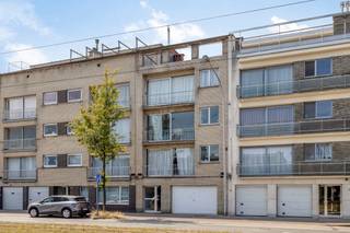<p><strong>Starters appartement met 2-slaapkamer te Merskem van ca. 93m².<br /><br /></strong><strong>Indeling:<br /></strong>Aan de rechterkant van de inkomhal komen we binnen in de<strong> ruime leefruimte</strong> met toegang tot het instapklare keuken. Terug via de inkomhal heeft u toegang tot alle andere ruimtes van het appartement. Centraal, een gastentoilet en een badkamer voorzien van een wastafel en bad. Achteraan, twee volwaardige slaapkamers waarvan één toegang verleent tot het t<strong>erras.</strong></p>
<p><strong>Bijzonderheden: </strong><br />EPC label B (136 kWh/m²jaar);<br />Lage maandelijkse kosten;<br />Momenteel verhuurd;<br />Dak nog niet geïsoleerd.</p>
<p><strong>Ligging:<br /></strong>Ideaal gelegen aan de dynamische Groenendaallaan, met alle faciliteiten letterlijk om de hoek! Op wandelafstand van grote winkels, openbaar vervoer en Kinepolis, en uiterst vlot bereikbaar dankzij de directe aansluiting op de Antwerpse Ring.</p>
<p><strong> </strong></p>